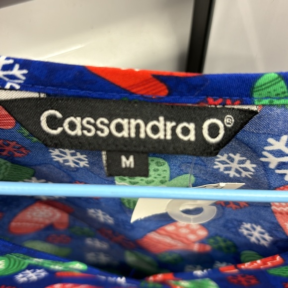 NWT Cassandra O Winter Themed Work Shirt SS Scrub Top Mittens Snowflakes M - Picture 12 of 14